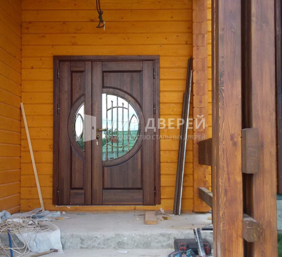 Дверь с большим стеклопакетом и кованной решёткой - фото