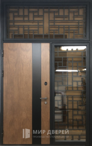 Высокая входная дверь в офис №11 - фото вид снаружи